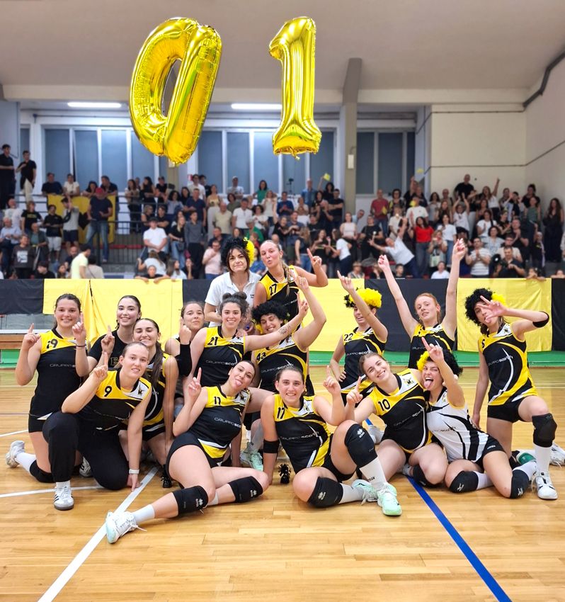 Le ragazze della Seconda Divisione con l'allenatrice Simona Guerrini festeggiano la promozione